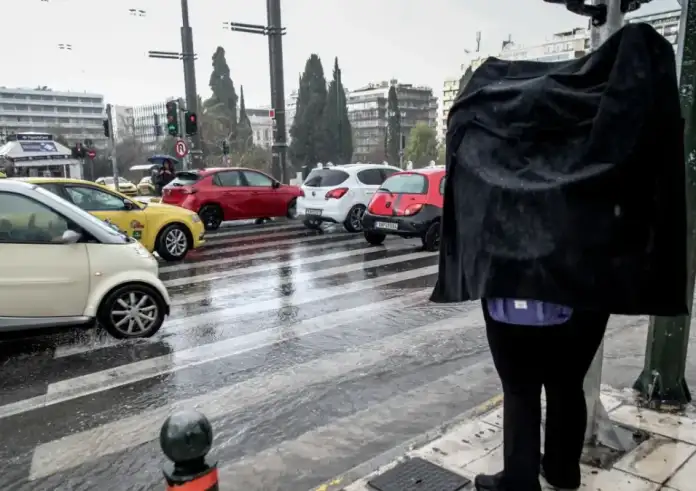 Ισχυρή καταιγίδα παραλύει την Αττική: Καθυστερήσεις στο οδικό δίκτυο