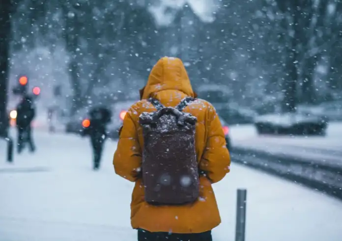 «Το κρύο σου τρυπάει τα κόκαλα»: Τι ισχύει πραγματικά για το ανθρώπινο σώμα και τις χαμηλές θερμοκρασίες