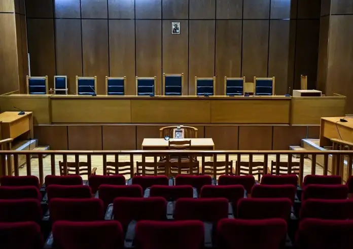 Δράμα στη Λαμία: Εγκατέλειψε το 10χρονο παιδί της με αυτισμό στα δικαστήρια – «Εξαφανίστηκε σαν κυρία»