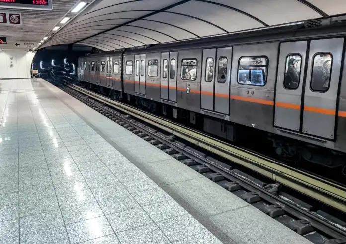 Συναγερμός στο Μετρό στον σταθμό «Σύνταγμα»:  Νεκρός 65χρονος μετά από πτώση στις ράγες. Εκτός λειτουργίας η Γραμμή 2