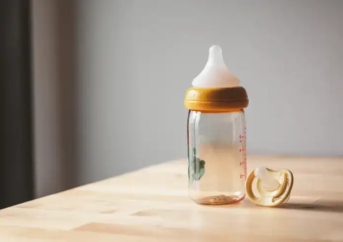 Συναγερμός για το βρεφικό γάλα Guigoz: Η Nestlé αποσύρει νέες παρτίδες λόγω τοξίνης – Τι πρέπει να προσέξουν οι γονείς