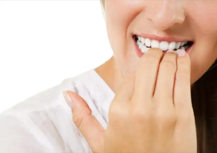 Ονυχοφαγία: Ο κρυφός «εχθρός» των δοντιών – Γιατί ο οδοντίατρος κρούει τον κώδωνα του κινδύνου