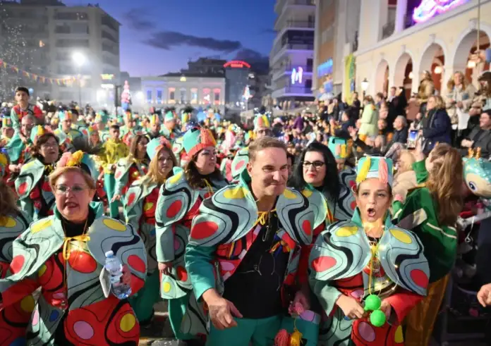 Πατρινό καρναβάλι 2026: Πολύχρωμη παρέλαση από 50.000 καρναβαλιστές και έκτακτα περιστατικά