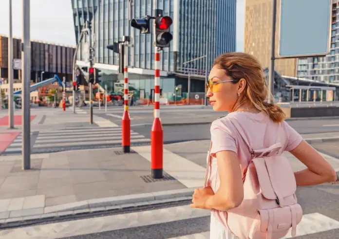 Προσοχή: Πόσο είναι το πρόστιμο αν περάσετε με κόκκινο ως πεζός – Τι ισχύει για τις διαβάσεις