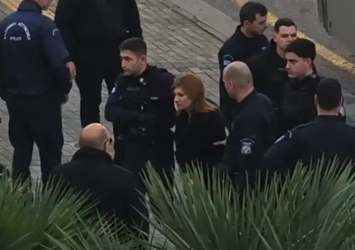 Η Ρούλα Πισπιρίγκου και η εμφάνιση της με μπαστούνι στο Εφετείο