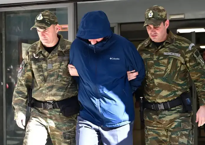 Σμήναρχος - Κατάσκοπος: Αντιμέτωπος με ισόβια για εσχάτη προδοσία και απώλεια ιθαγένειας