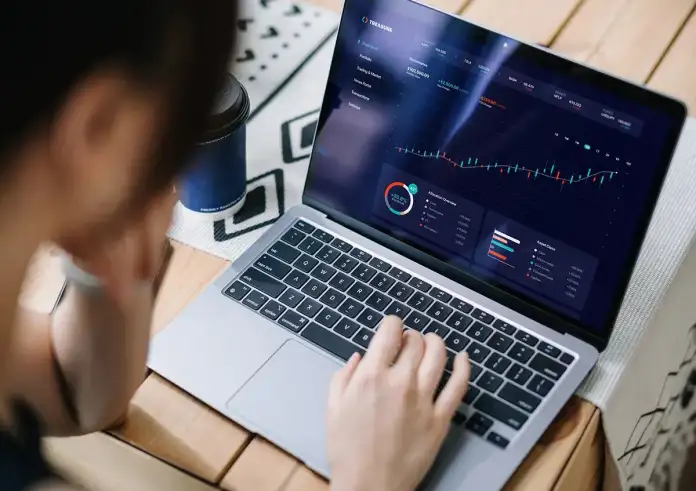 Τα 8 πιο περιζήτητα πτυχία για το 2026: Πού «ανοίγουν» οι πόρτες της αγοράς εργασίας