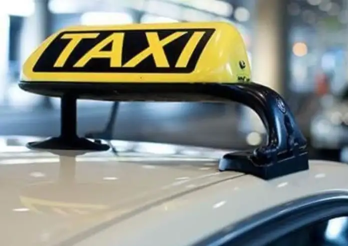 Θρίλερ στο Ίλιον: Ταξί μπήκε ανάποδα σε μονόδρομο και τούμπαρε – Άφαντος ο οδηγός