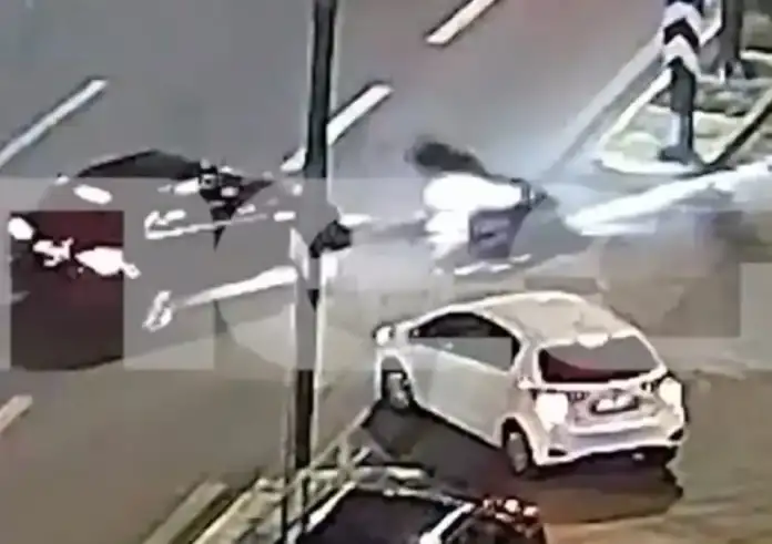 Λεωφόρος Συγγρού: Αυτοκίνητο συγκρούστηκε με μηχανή – Σε κολόνα χτύπησε ο οδηγός της. Βίντεο