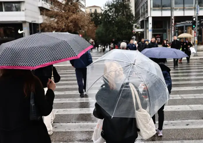 Τσικνοπέμπτη με Βροχές και Καταιγίδες: Διπλή Κακοκαιρία 48 Ωρών «Πολιορκεί» τη Χώρα