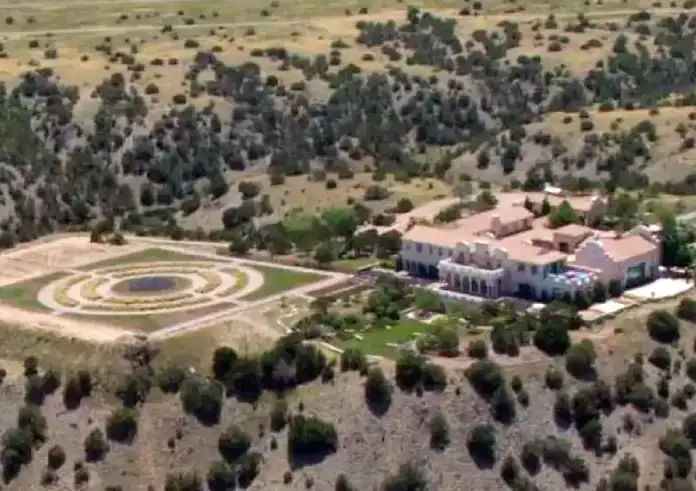 Τζέφρι Έπσταϊν: Οι ανατριχιαστικές αποκαλύψεις για το «Zorro Ranch» που παγώνουν το παγκόσμιο