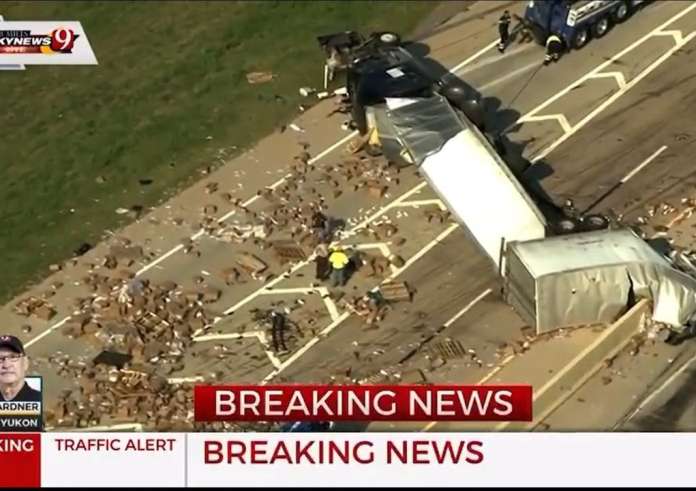 ΗΠΑ: Ντελαπάρισε η νταλίκα του έρωτα και γέμισε ο δρόμος δονητές