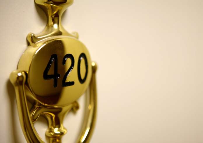 Γιατί πολλά ξενοδοχεία δεν έχουν δωμάτια με τον αριθμό 420;