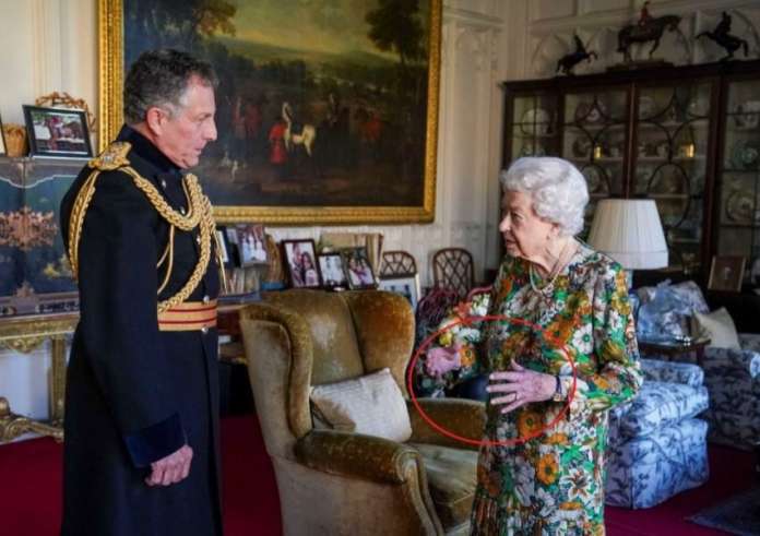 Βασίλισσα Ελισάβετ: Τα χέρια της αποκάλυψαν το πρόβλημα υγείας της