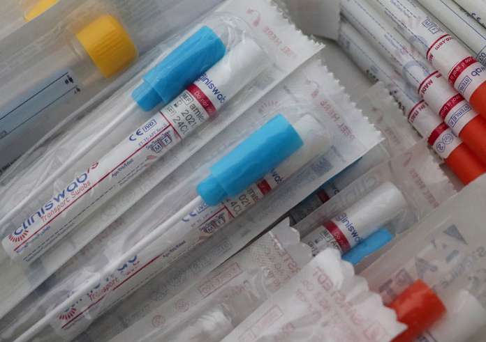 Κορονοϊός: Τελειώνουν τα τεστ στα φαρμακεία από την έξαρση των κρουσμάτων – Eκρηκτικό κοκτέιλ με γρίπη και RSV