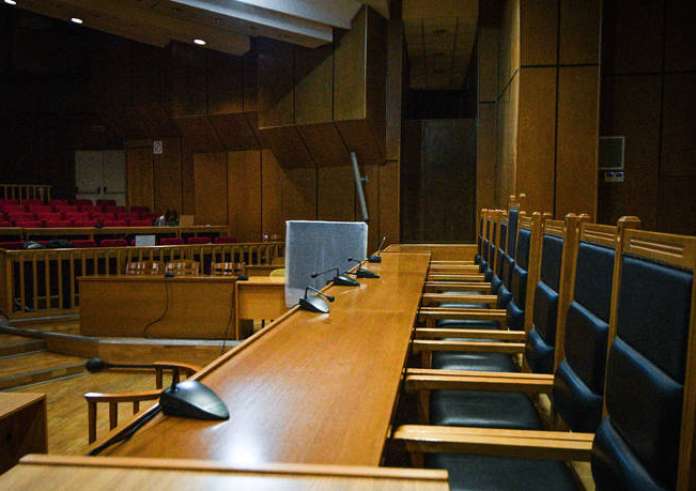 Δίκη για το Μάτι: Στο αυτόφωρο συγγενής θυμάτων που πέταξε έδρανο σε κατηγορούμενους
