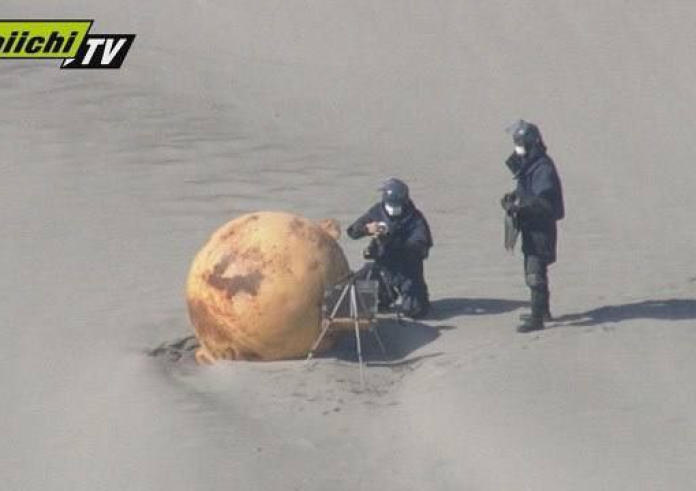 Ιαπωνία: Μυστήριο με τη σιδερένια μπάλα που ξεβράστηκε σε παραλία – Κατασκοπευτικό μπαλόνι, UFO ή Dragon Ball;