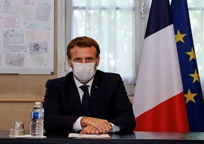 Γαλλία: O Μακρόν ξαναβάζει τη μάσκα καθώς τα κρούσματα κορονοϊού αυξάνονται