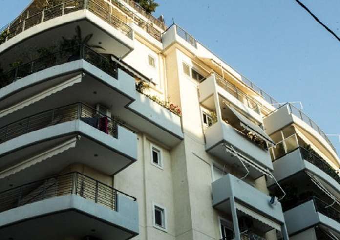 Θεσσαλονίκη: Ελεύθεροι αφέθηκαν οι γονείς που άφησαν βρέφος να κλαίει στο μπαλκόνι – «Το κάναμε για να δροσιστεί»