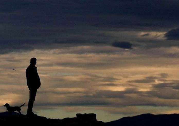 Μοναξιά: Πώς η κοινωνική απομόνωση «χτυπά» την υγεία και αυξάνει τον κίνδυνο θανάτου