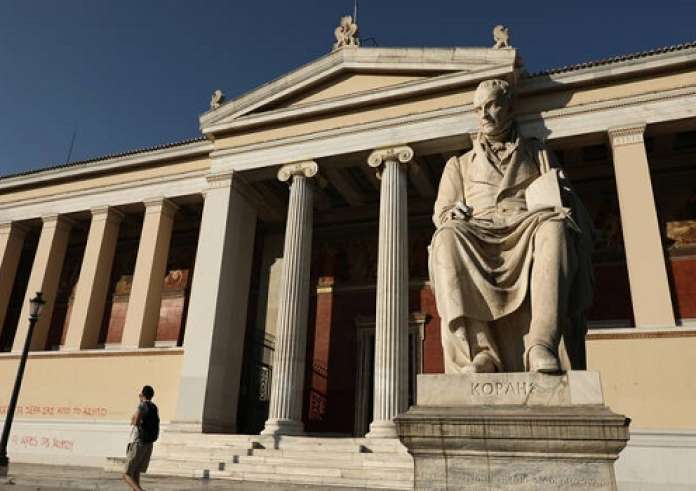 Εκατοντάδες φοιτητές έξω από τη Σύνοδο Πρυτάνεων: Αντιδρούν στις διαγραφές σπουδαστών