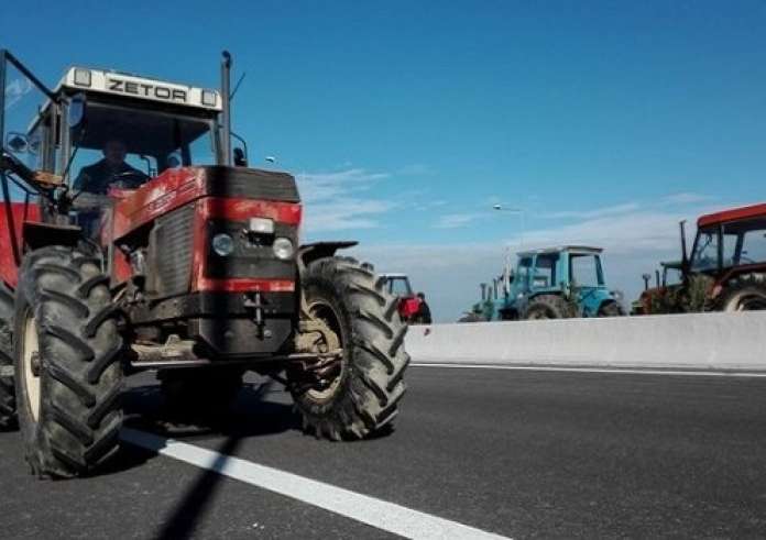Λάρισα: Κλιμακώνουν τις κινητοποιήσεις οι αγρότες – Τρακτέρ στο κέντρο της πόλης