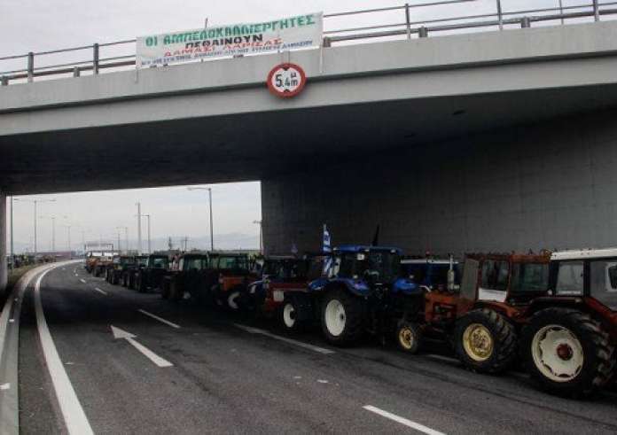 Λάρισα: Οι αγρότες «κλείνουν» το τελωνείο Ευζώνων για το βράδυ