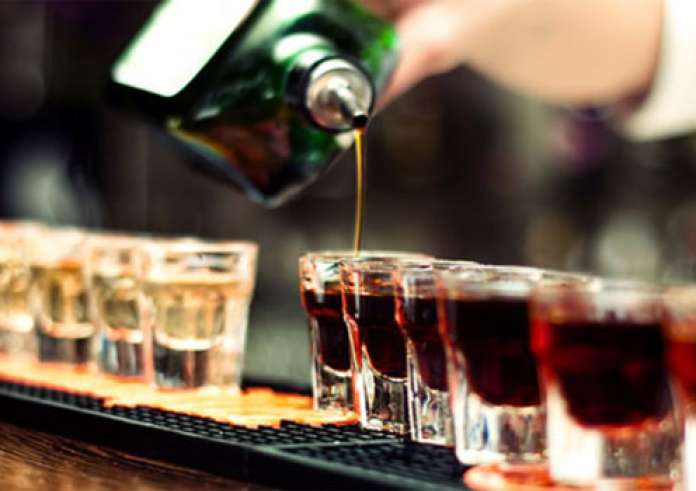 Harvard: Πόσο αλκοόλ μπορούμε να πίνουμε ανά εβδομάδα - Η σημασία της ηλικίας