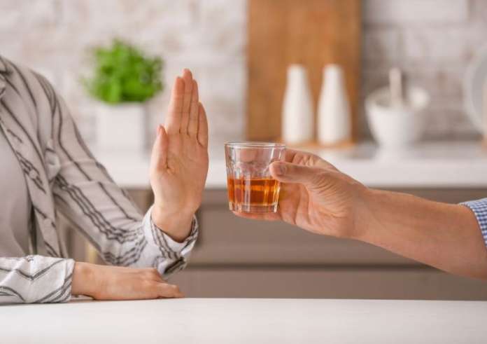 Σε ποια ηλικία το αλκοόλ γίνεται επικίνδυνο για τη μνήμη και τον εγκέφαλο - Νευρολόγος προειδοποιεί