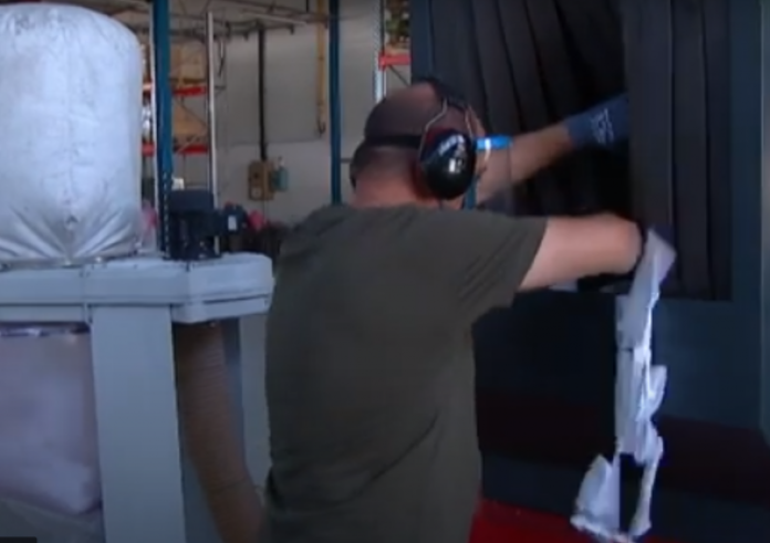 Φτιάχνει σκελετούς γυαλιών και πόμολα από χρησιμοποιημένες μάσκες