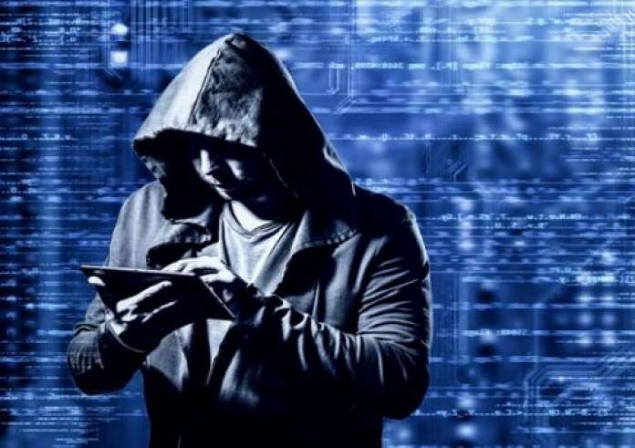 Συναγερμός για διαδικτυακή  απάτη - Η φωτο που δεν πρέπει ποτέ να ανεβάζετε