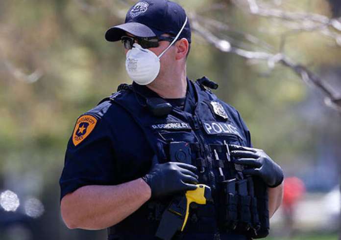 Την έφτυσε στο πρόσωπο γιατί απομακρύνθηκε από κοντά της λόγω κορονοϊού