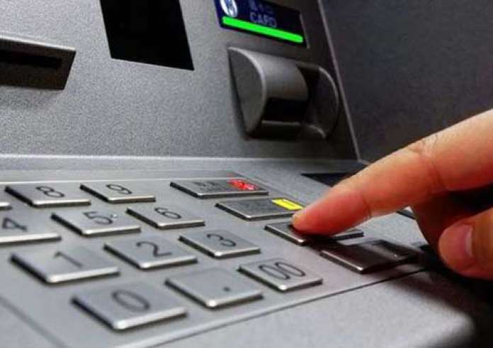 Γιατί οι τράπεζες ξεφορτώνονται τα ATM