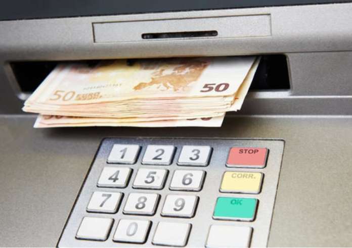 Νέο χαράτσι από τις τράπεζες: Σχέδιο για μηνιαία χρέωση 0,50 ευρώ