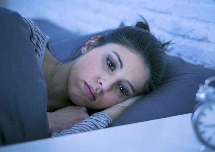 Ξυπνάτε τη νύχτα και δυσκολεύεστε να ξανακοιμηθείτε; Τι σημαίνει αυτό για τον κίνδυνο άνοιας