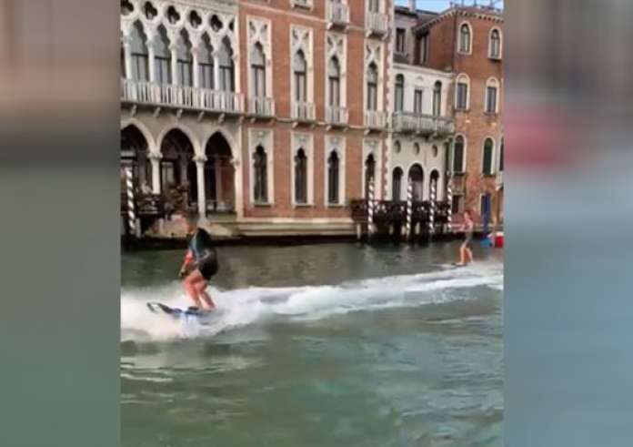 Βενετία: Νεαροί έκαναν  surfboard στα κανάλια - Έξαλλος ο Δήμαρχος, τους επικήρυξε