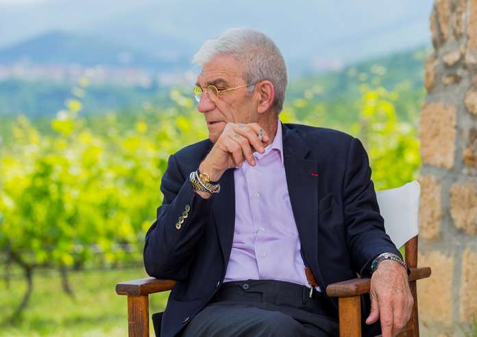 Γιάννης Μπουτάρης: Συμμετέχει σε video clip και γυρίζει παράνομο τσιγάρο