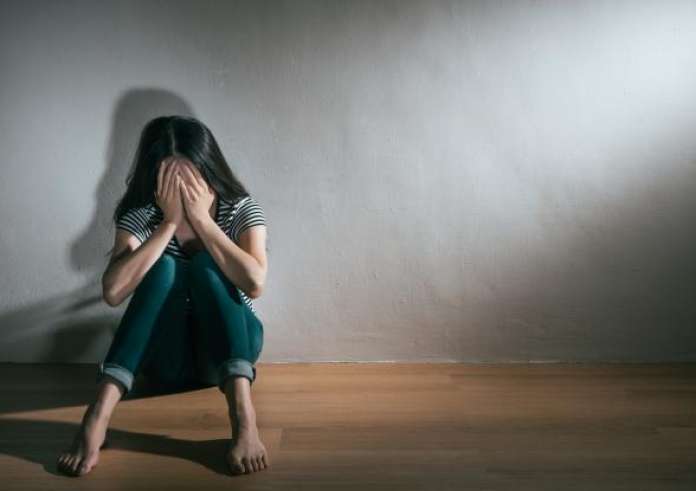 Σοκ στην Πάτρα: 13χρονη εξαναγκάστηκε να φιλήσει τα πόδια συμμαθητριών της – Συλλήψεις για bullying