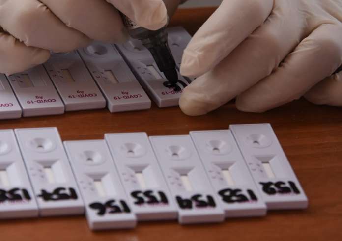 Καθηγητές προτείνουν σε μαθητές να φέρουν πλαστές βεβαιώσεις από φαρμακείο με θετικό τεστ κορονοϊού