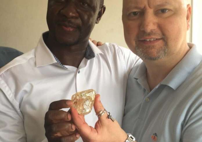 Συγκλονιστική ιστορία: Ο Έλληνας που εκτίμησε το «ματωμένο» διαμάντι των 6,5 εκατ. στην Σιέρα Λεόνε