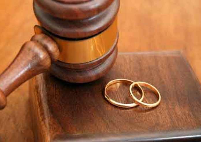 Αγωγή διαζυγίου από 39χρονη λόγω... μη ικανοποίησης από τον 50χρονο σύζυγο της