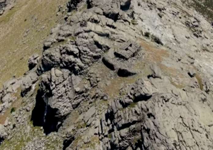 Το μυστηριώδες Δρακόσπιτο - Το Ελληνικό Στόουνχετζ βρίσκεται καλά κρυμμένο στα 1365m υψόμετρο