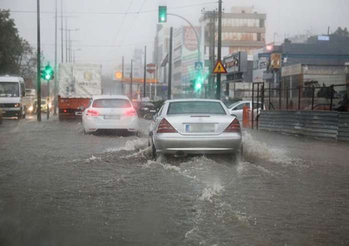Ακαθάριστα φρεάτια και κατασκευές που υπερχειλίζουν σε κάθε καταιγίδα – Διαχρονικά τα προβλήματα