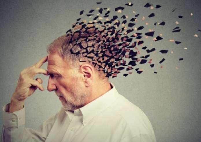 Αυτές είναι οι 5 καθημερινές συνήθειες που γερνούν τον εγκέφαλο μετά τα 50