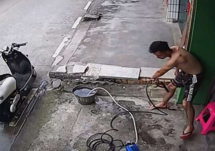 Τον τίναζε το ρεύμα επί 20 δευτερόλεπτα και όμως επέζησε. Βίντεο