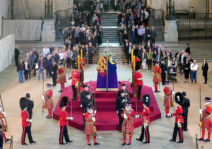 Βασίλισσα Ελισάβετ: Ουρές χιλιομέτρων για το τελευταίο αντίο - Το χρονοδιάγραμμα της κηδείας