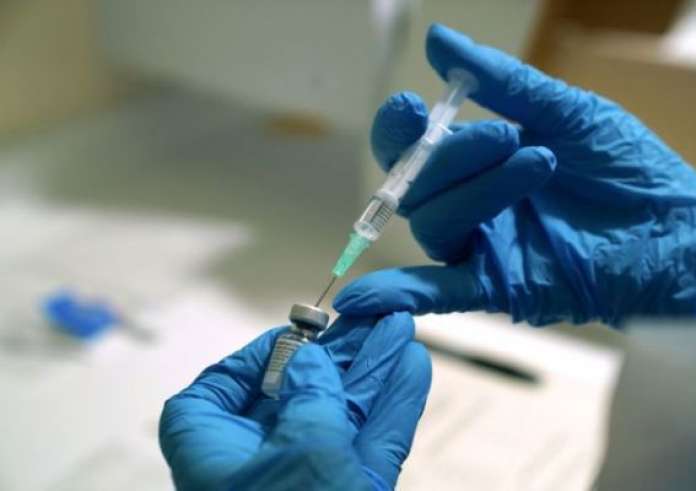 Αντιεμβολιαστής πήγε να κάνει το εμβόλιο φορώντας ψεύτικο χέρι σιλικόνης