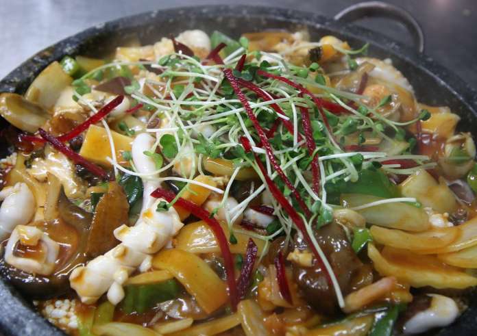 Το πιο αηδιαστικό εστιατόριο του κόσμου – Δείτε πώς τρώνε οι πελάτες