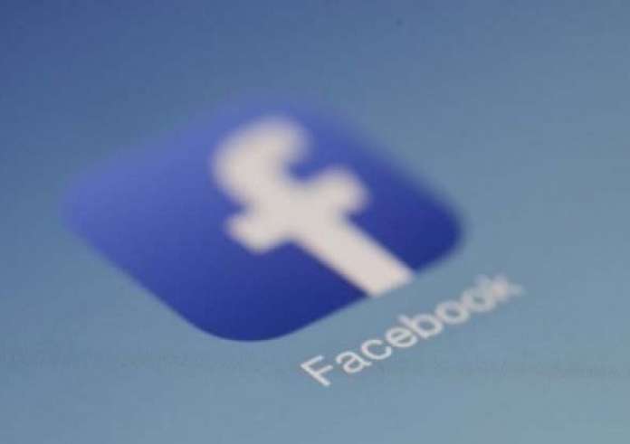 Facebook: Αναφορές χιλιάδων χρηστών για μπλακάουκ