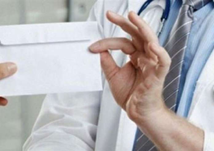 Θεσσαλονίκη: Γιατρός ζητούσε φακελάκι έως 1.500 ευρώ από καρκινοπαθείς για την επίσπευση χειρουργείου